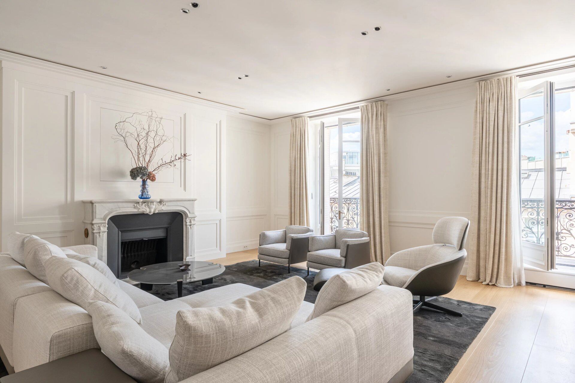 Apartment Avenue Montaigne Golden Triangle Paris For Sale — HYPERLUXE